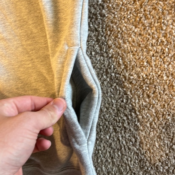 Excellent preowned condition. Made by Champion in a size medium. - Picture 6 of 8